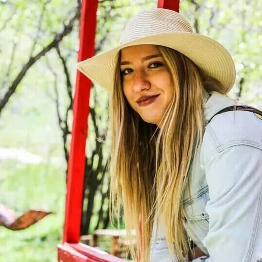 Довольная туристка во время индивидуального тура по Грузии с ZuraTour