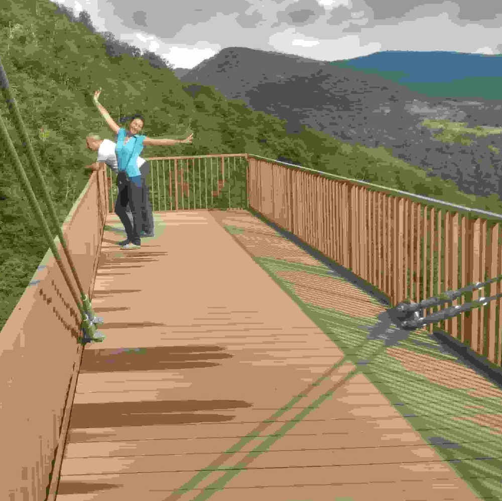 Счастливые туристы на подвесном мосту над пропастью в каньоне Окаце — незабываемые виды Грузии с ZurabTravel.