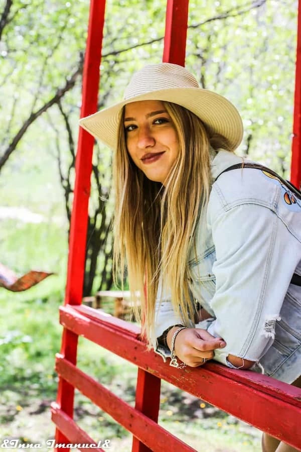 Наши счастливые гости в путешествии Довольная туристка во время индивидуального тура по Грузии с ZuraTour