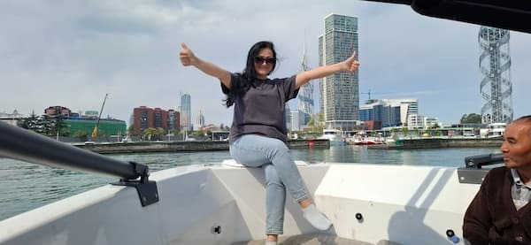 Наши гости: солнце и море в Грузии Морская прогулка в Батуми: счастливая гостья наслаждается отдыхом на яхте
