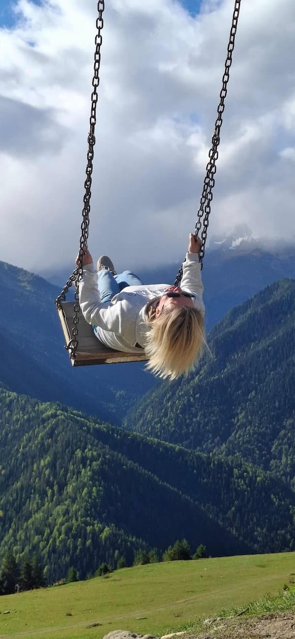 Наши гости: моменты свободы и вдохновения Счастливая гостья ZuraTour на качелях в горах Грузии