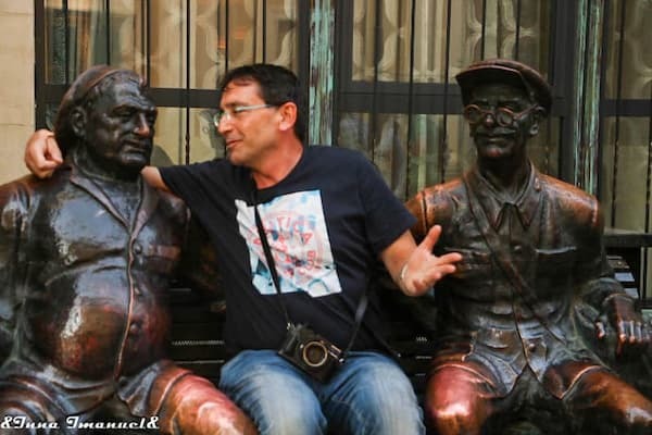 Наши гости: городские легенды и прогулки Гость ZuraTour на прогулке по Тбилиси рядом с интересными городскими скульптурами